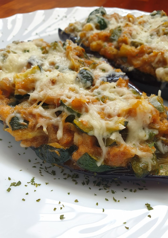 Una foto de Berenjenas rellenas de verduras y atún