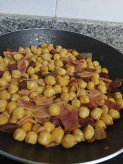Una foto de 🍲 Salteado de garbanzos con bacon y chorizo