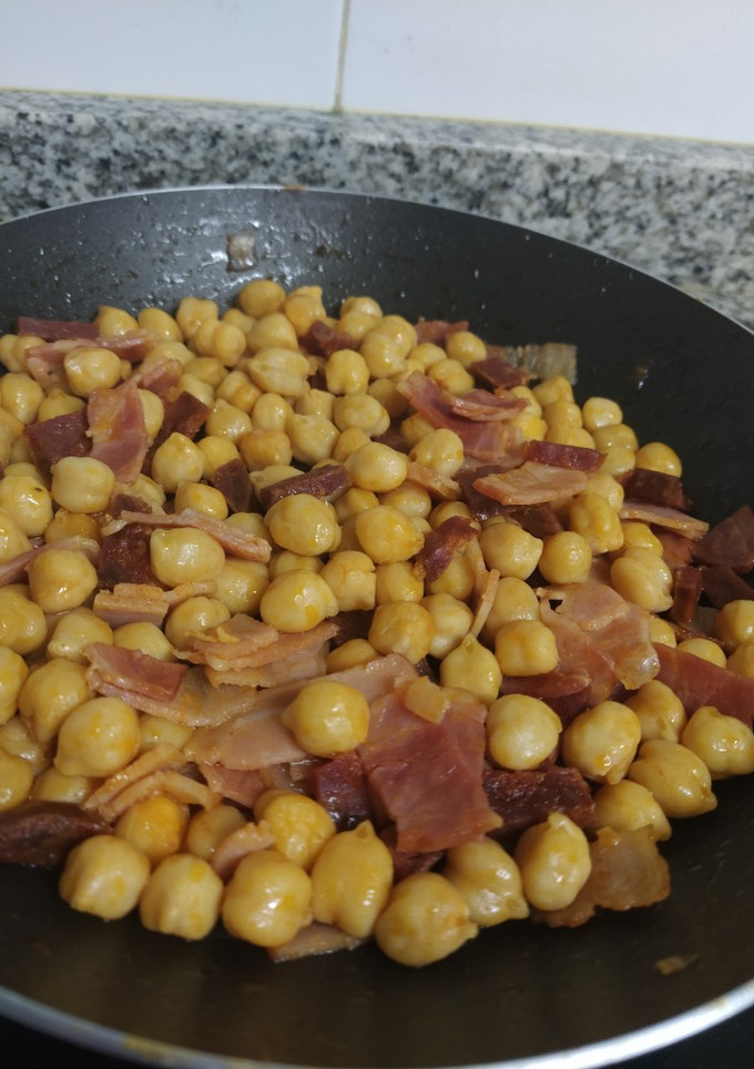Una foto de 🍲 Salteado de garbanzos con bacon y chorizo
