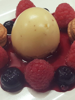 Una foto de Panna cotta de almendra