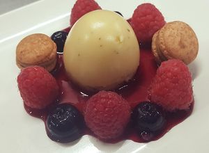 Una foto de Panna cotta de almendra