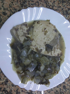 Una foto de Emperador con cebolla y vino blanco
