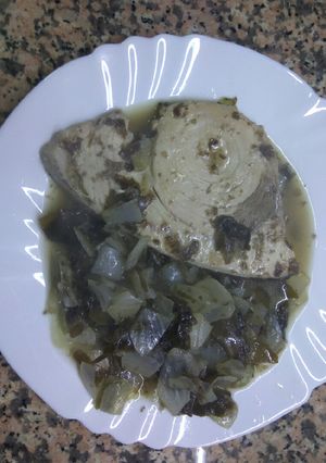 Una foto de Emperador con cebolla y vino blanco