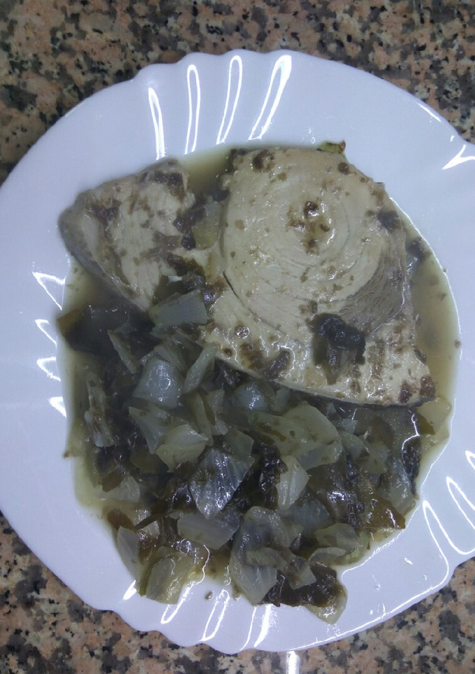 Una foto de Emperador con cebolla y vino blanco