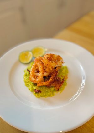 Hình của món Mực chiên giòn và bơ nghiền.