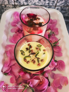 श्रीखंड (केसर और गुलाब फ्लेवर) (Shrikhand (Kesar aur gulab flavour) recipe in hindi) रेसिपी मुख्य फोटो