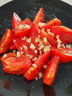 Una foto de Ensalada de tomate y ajo