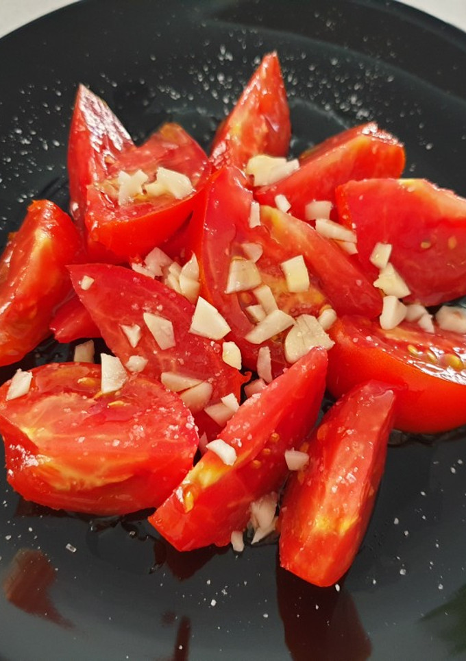 Una foto de Ensalada de tomate y ajo