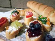 Una foto de tapas dulces