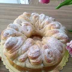 Foto di Ciambella Dolce Lievitata Morbide Rose