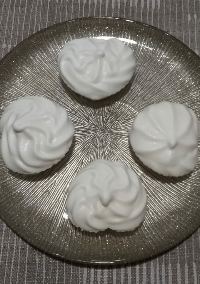 Una foto de Merengues jugosos con aroma de naranja