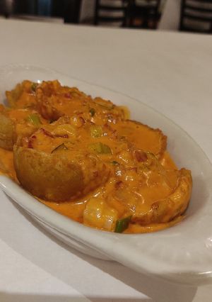 Una foto de Canasta de plátanos con salsa vodka