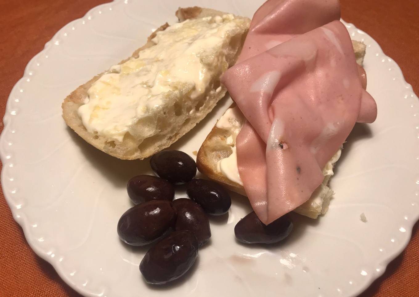 Mini bocata de mortadella con mahonesa