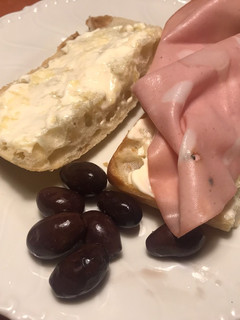 Una foto de Mini bocata de mortadella con mahonesa