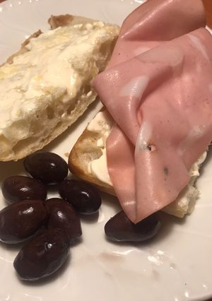 Una foto de Mini bocata de mortadella con mahonesa