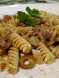 Fusilli con Tonno, Pesto alla Genovese, Scalogno, Olive Verdi e Scorza di Limone Grattugiata