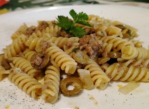 Foto di Fusilli con Tonno, Pesto alla Genovese, Scalogno, Olive Verdi e Scorza di Limone Grattugiata