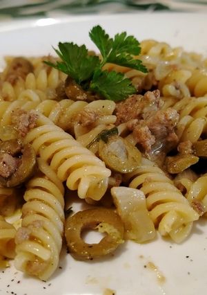 Foto di Fusilli con Tonno, Pesto alla Genovese, Scalogno, Olive Verdi e Scorza di Limone Grattugiata