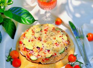 Hình của món Pizza Nhân Tôm Rau Củ - Đế Bánh Từ Bột Mì Nguyên Cám.