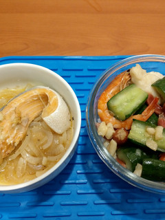 簡單家常菜便當(奶油洋蔥鮭魚) 的食譜成品照片