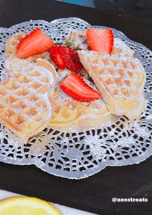 A picture of Yummy waffles and strawberries.