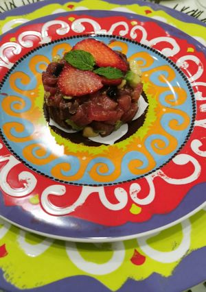Foto di Tartare di tonno con avocado, pepe rosa e fragole