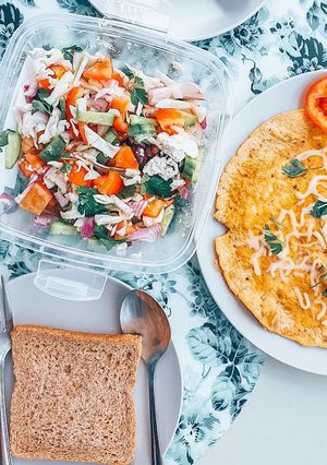 รูปของ Veggie Salad & Omelet With Cheese