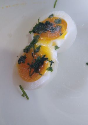 Una foto de Huevo pasado por agua con cilantro