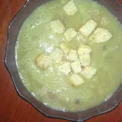 A picture of Sopa crema verde de arvejas y cerdo.