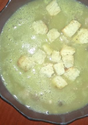 Una foto de Sopa crema verde de arvejas y cerdo
