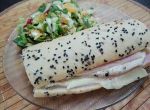 Una foto de Sándwich de ciabatta multicereal con ensalada