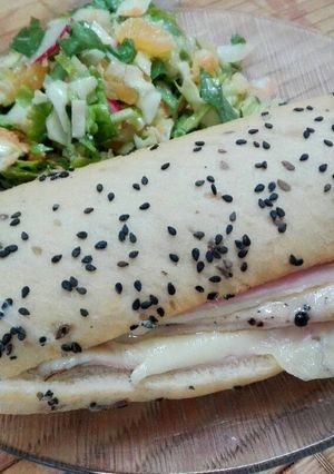 Una foto de Sándwich de ciabatta multicereal con ensalada