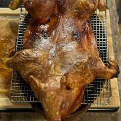 Una foto de Cochinillo asado (estilo Segovia)