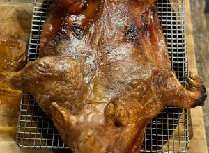 Una foto de Cochinillo asado (estilo Segovia)