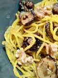 Spaghetti a la cúrcuma con shiitake y pesto trufado de nueces