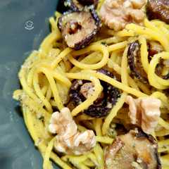 Foto di Spaghetti a la cúrcuma con shiitake y pesto trufado de nueces