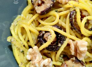 Una foto de Spaghetti a la cúrcuma con shiitake y pesto trufado de nueces
