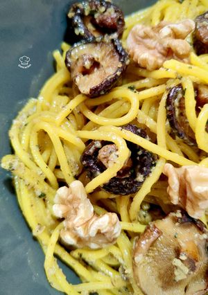 Una foto de Spaghetti a la cúrcuma con shiitake y pesto trufado de nueces