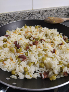 Una foto de 🥘 Arroz con guisantes y jamón