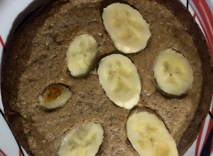 Una foto de ⁝ ༘ ⃗ Keke de plátano con "avena" (sin horno) :･ﾟ