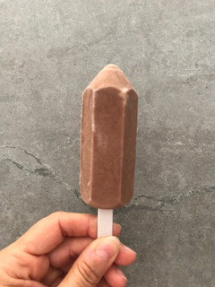 Una foto de Helados caseros realfood! 🍡 (de plátano y de plátano y chocolate)