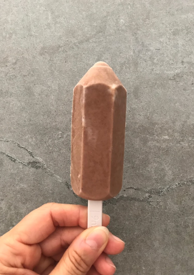 Una foto de Helados caseros realfood! 🍡 (de plátano y de plátano y chocolate)