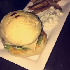 A picture of Juicy beef burgers.