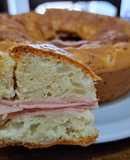 Torta salada de cebolla, queso y jamón