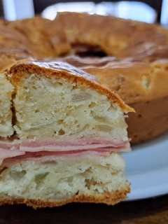 Una foto de Torta salada de cebolla, queso y jamón