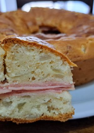 Una foto de Torta salada de cebolla, queso y jamón