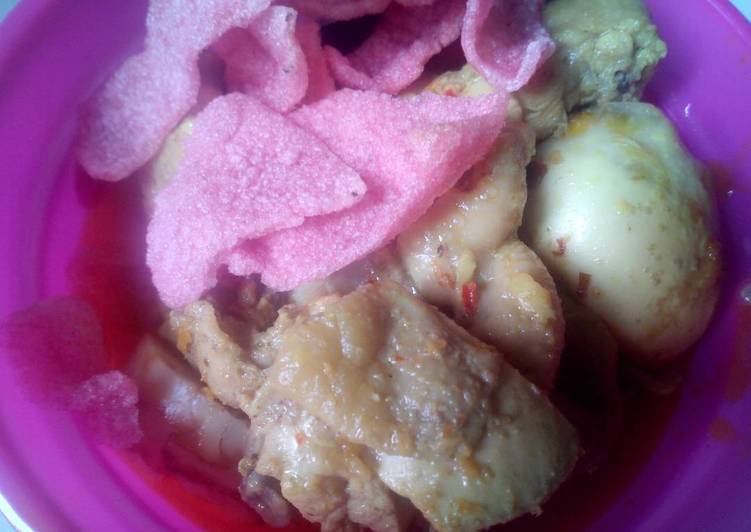 Ketupat lebaran pls opor ayam 👌�?muantap