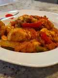 Salteado de pollo con pimientos tricolor y tomate al orégano