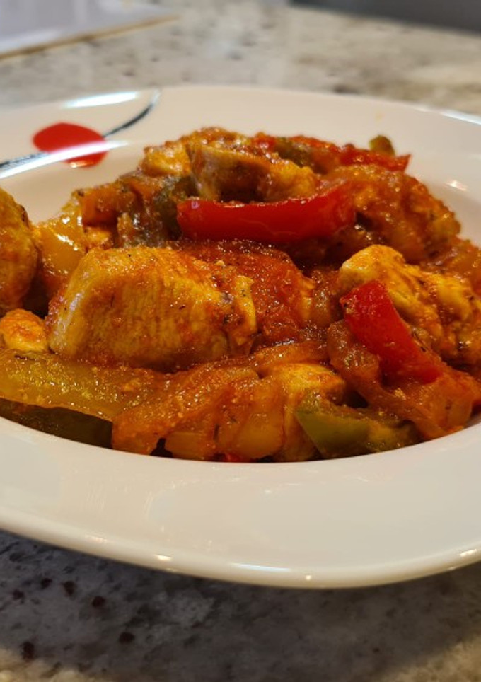 Una foto de Salteado de pollo con pimientos tricolor y tomate al orégano