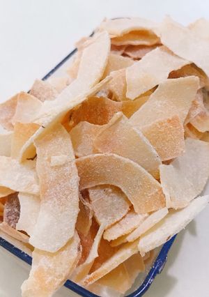 A picture of Crunchy coconut chips.